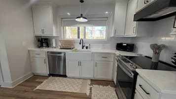 Een microgolfoven, een oven, een kookplaat, een vaatwasser