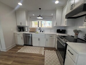 Mikrovågsugn, ugn, spishäll och diskmaskin