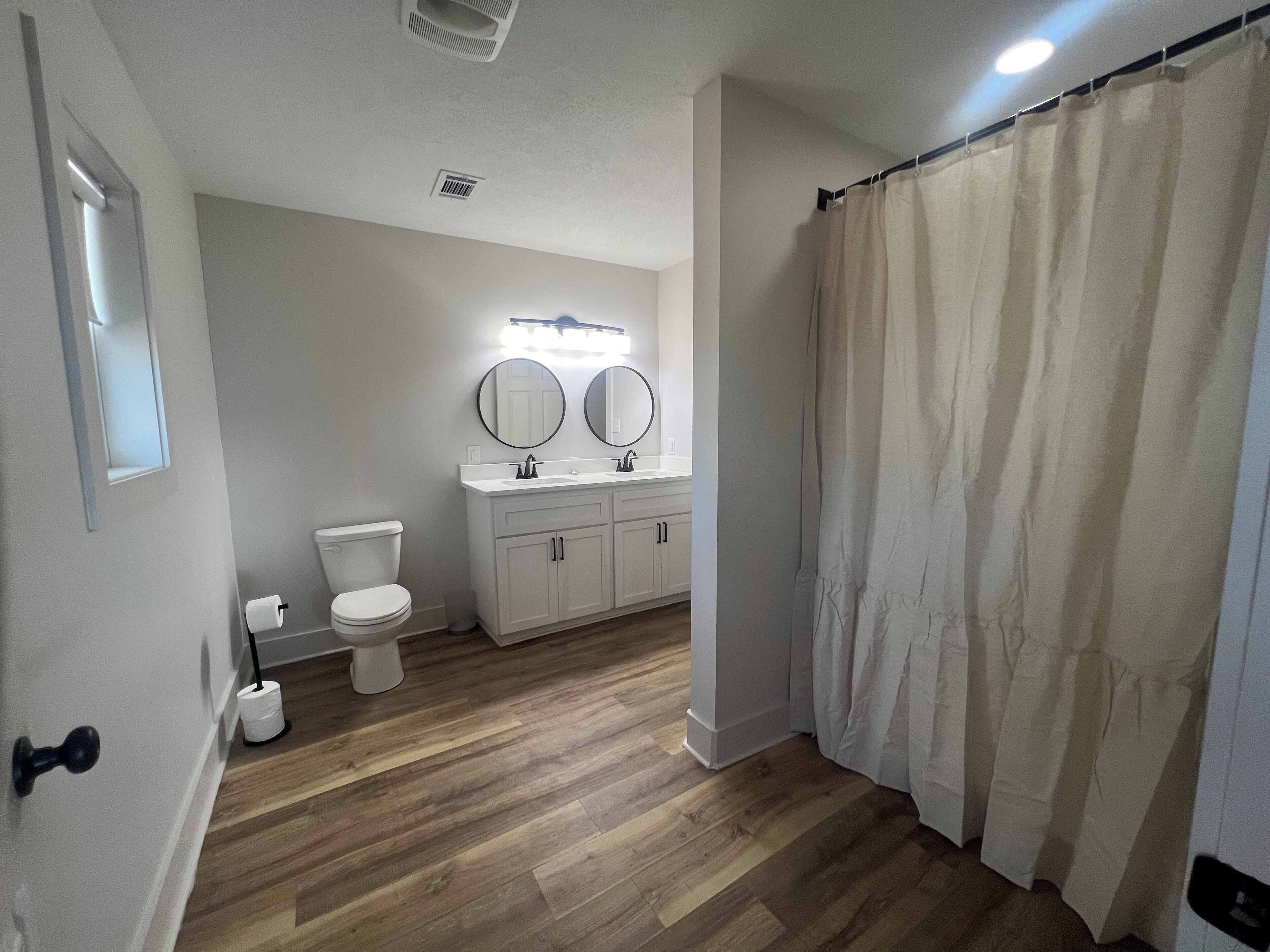 Bathroom off of King bedroom 2 access points