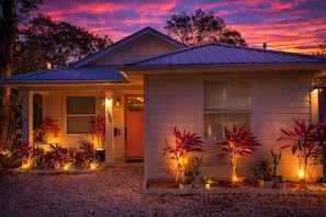 Exterior detail - Walk to downtown, Cozy cottage designed for comfort! (St. Augustine)