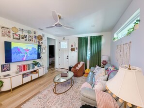 Smart TV, books, computer monitors - Walk to downtown, Cozy cottage designed for comfort! (St. Augustine)