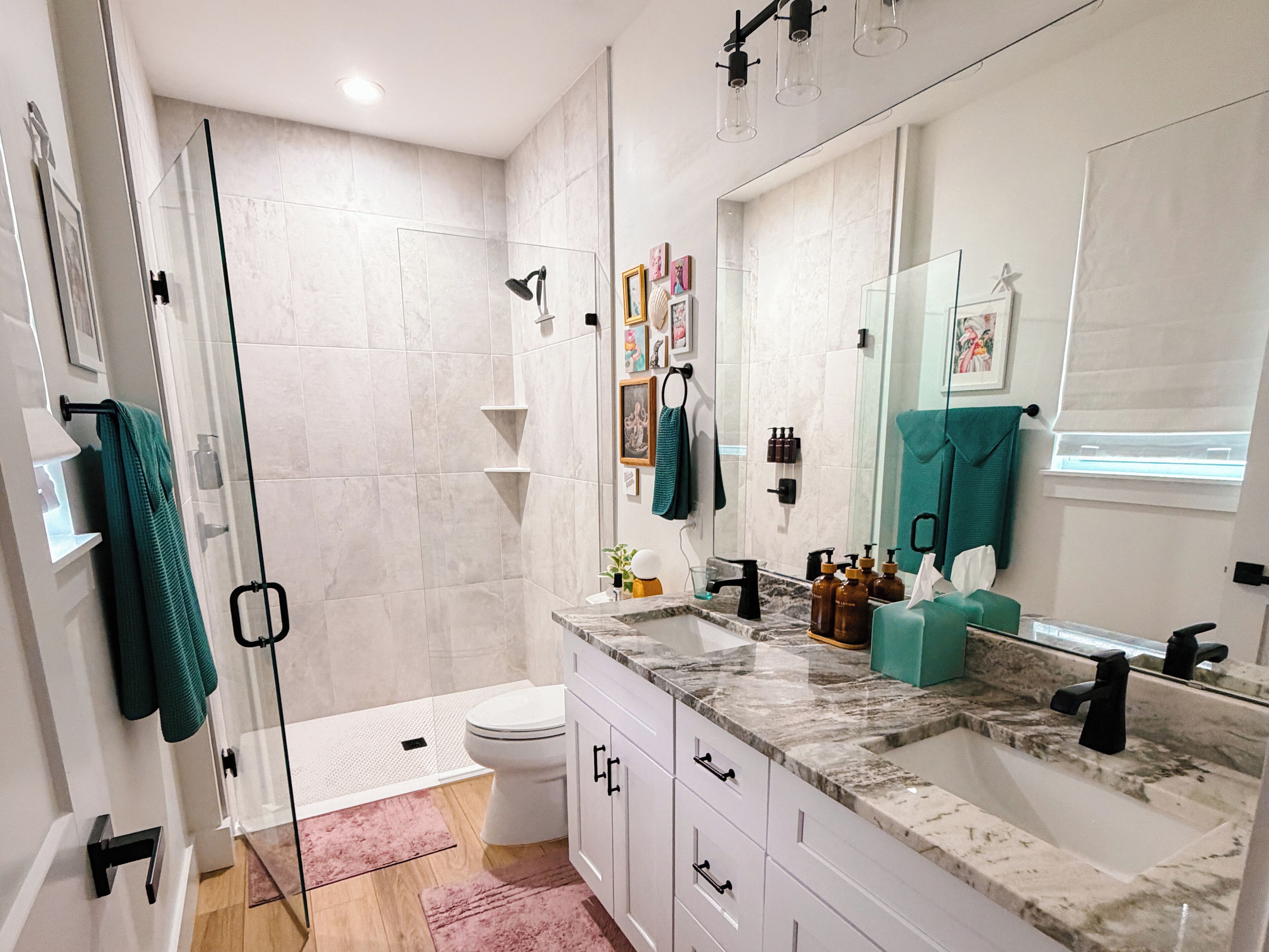 Een douche, een haardroger, handdoeken, zeep