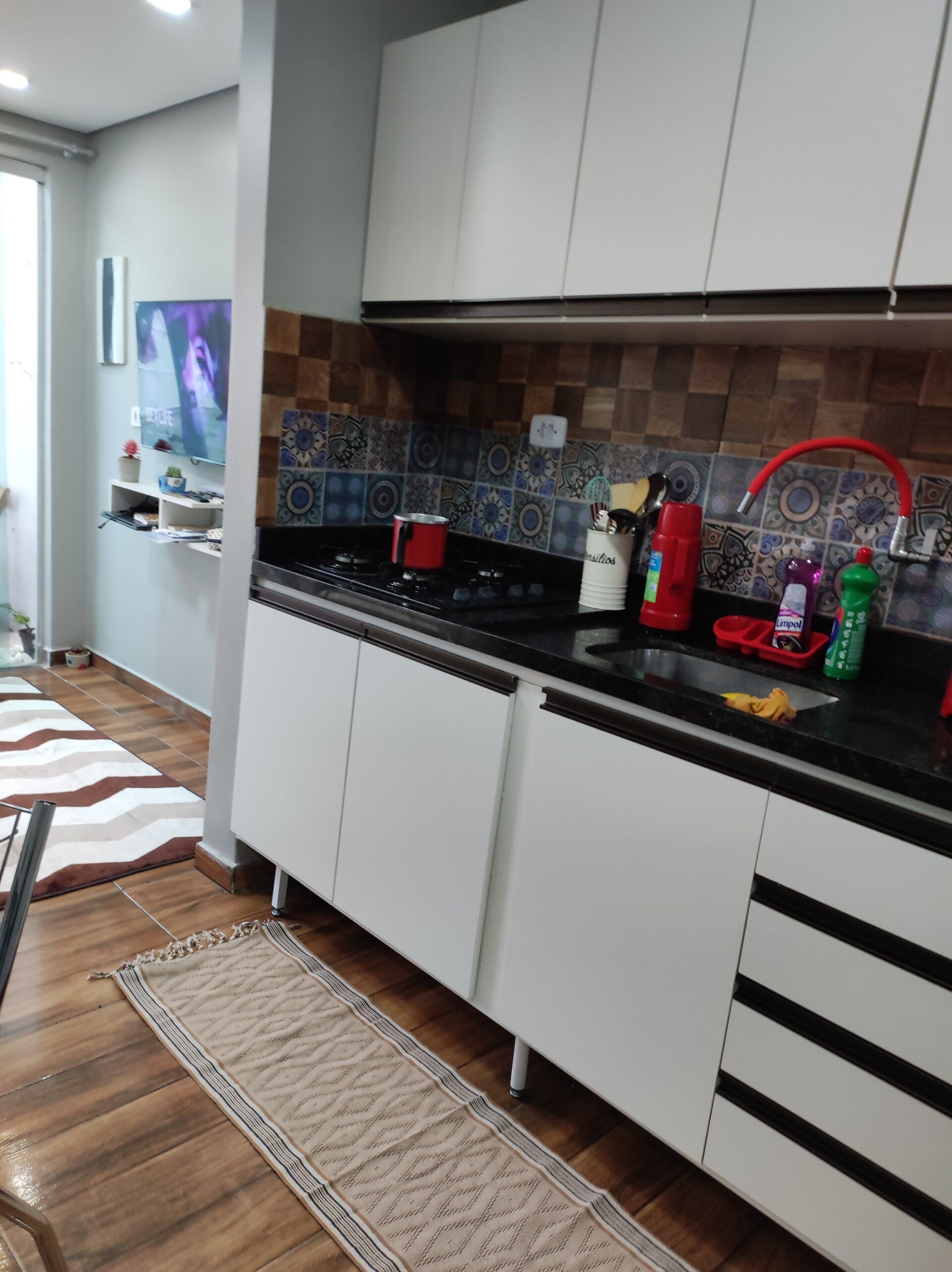 Fridge, stovetop, blender, lobster pot