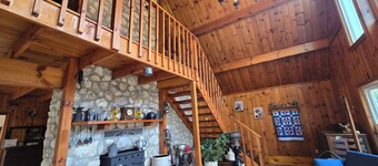Amazing secluded 3-bedroom house with AC in charming Floyd VA, near FloydFest.
