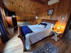 3 bedrooms, desk, iron/ironing board, free WiFi - Amazing secluded 3-bedroom house with AC in charming Floyd VA, near FloydFest. (Copper Hill)