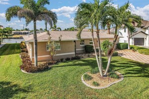 Property grounds - Waterfront Bliss with Pool, Spa & Gulf Access - Paradise on the Canal - Roelens (Cape Coral)