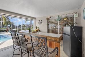 Dining - Waterfront Bliss with Pool, Spa & Gulf Access - Paradise on the Canal - Roelens (Cape Coral)