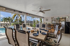 Outdoor dining - Waterfront Bliss with Pool, Spa & Gulf Access - Paradise on the Canal - Roelens (Cape Coral)