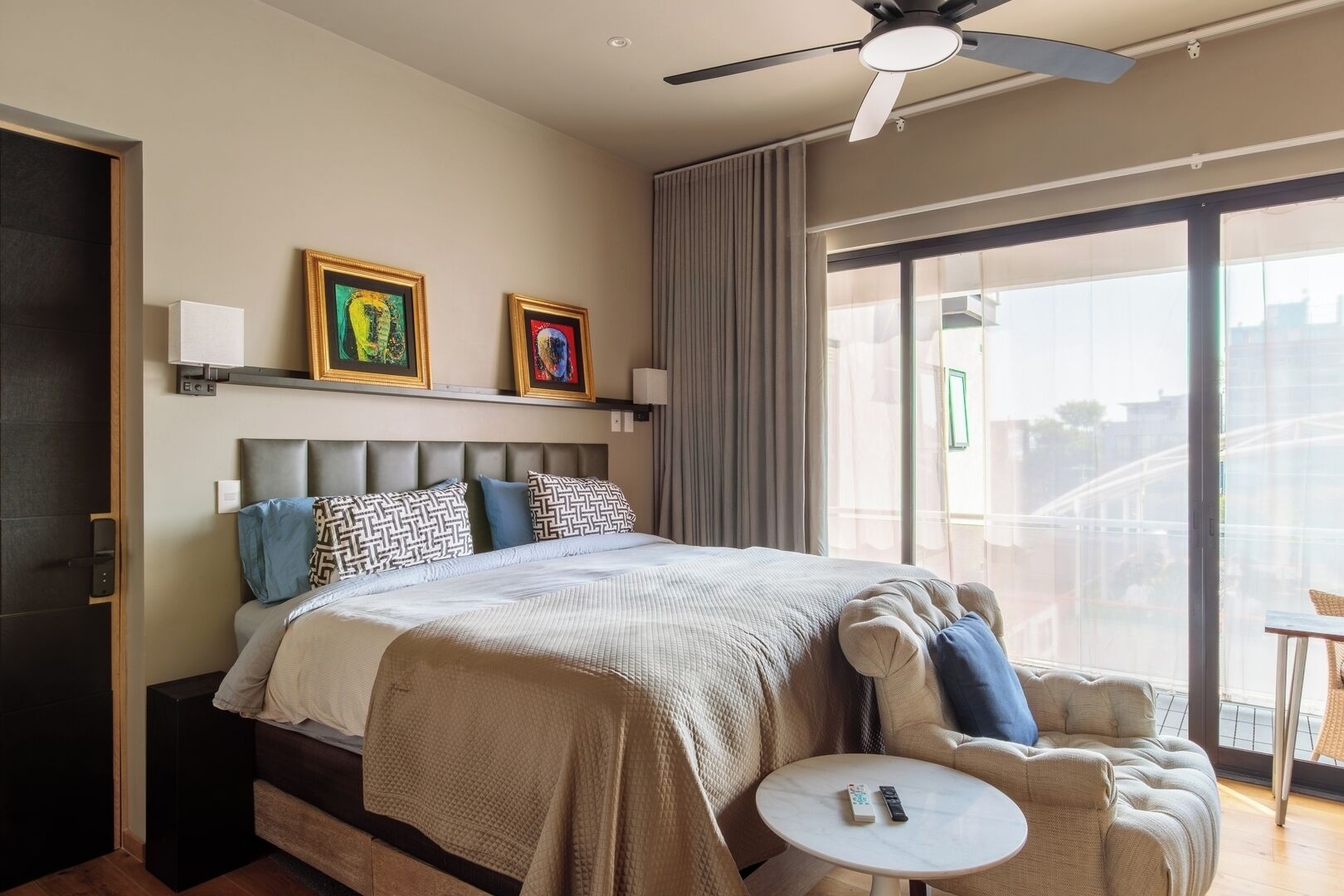 Een bureau, reisbedje, wifi