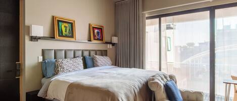 Een bureau, reisbedje, wifi