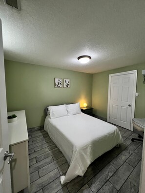 1 bedroom, WiFi, bed sheets - Beautiful basement (Wilmot)