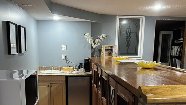 Private kitchen - Beautiful basement (Wilmot)