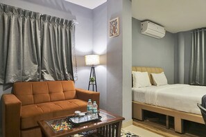 Egyptian cotton sheets, premium bedding, in-room safe, free WiFi - Fabhotel Shravani Residency (Pune)