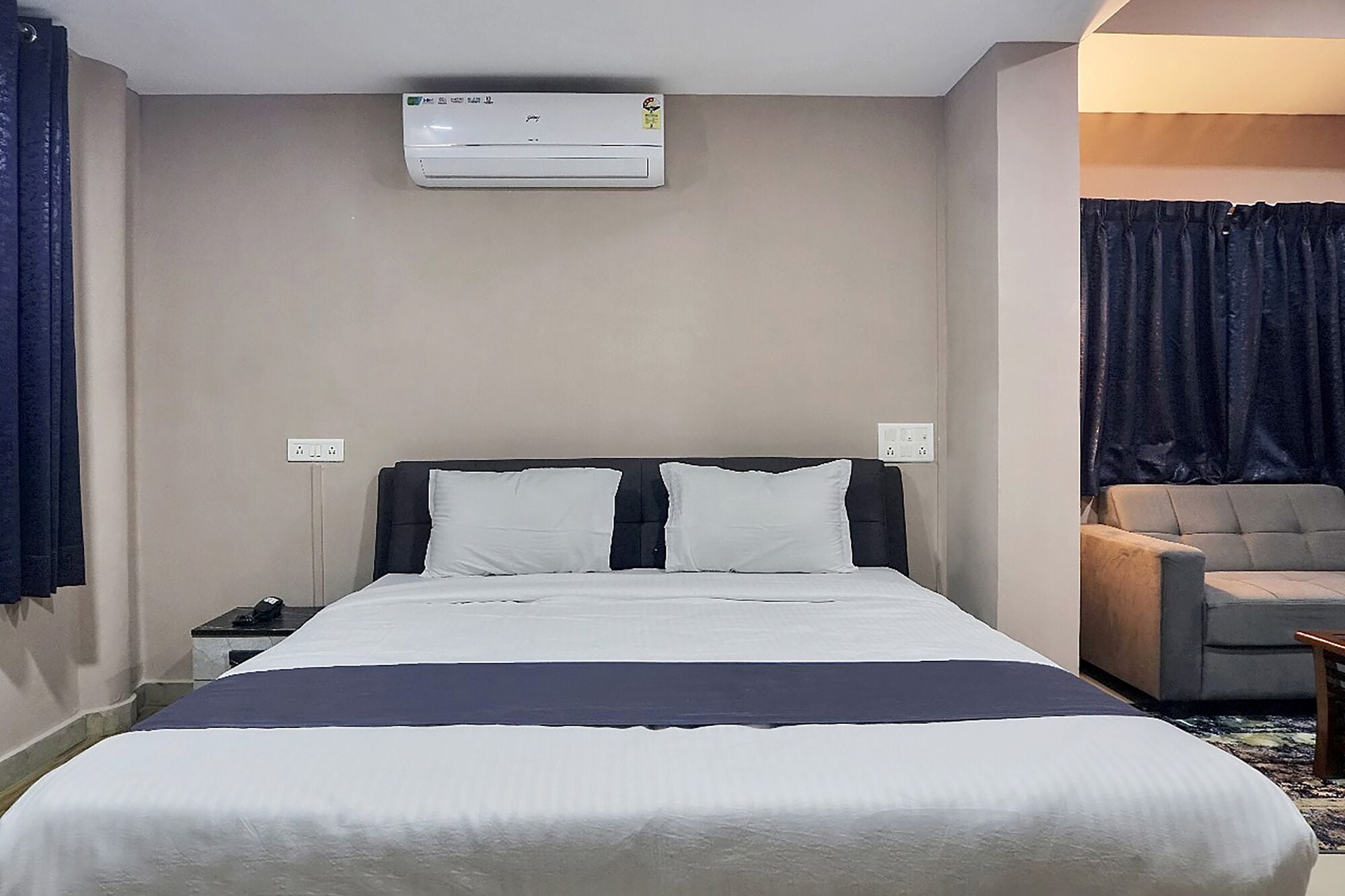 Egyptian cotton sheets, premium bedding, in-room safe, free WiFi