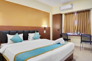 Egyptian cotton sheets, premium bedding, in-room safe, free WiFi - Fabhotel Shravani Residency (Pune)