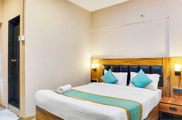 Egyptian cotton sheets, premium bedding, in-room safe, free WiFi - Fabhotel Shravani Residency (Pune)