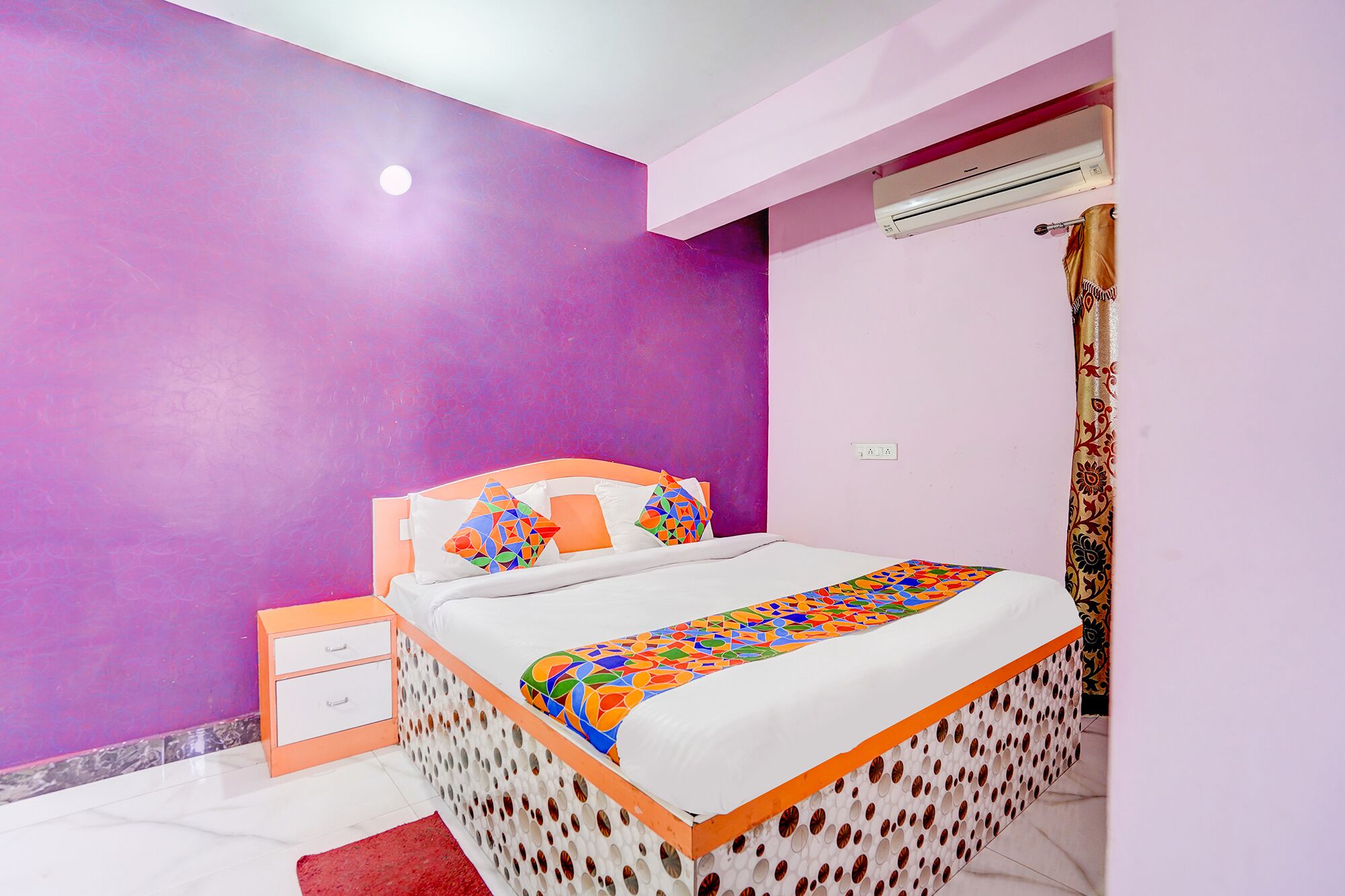 ملاءات من القطن المصري وأغطية فراش متميزة وخزنة داخل الغرفة