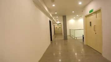 Shower, rainfall showerhead, free toiletries, towels