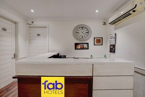 Reception - FabHotel Palm Green - 500m from Gurdwara Sri Guru Singh Sabha Green Field Colony Faridabad (Faridabad)