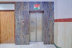 Lift - Fabhotel Kg Palace (New Delhi)