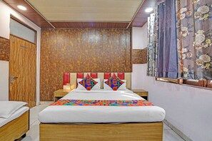 Deluxe Room | Egyptian cotton sheets, premium bedding, in-room safe, free WiFi - Fabhotel Kg Palace (New Delhi)