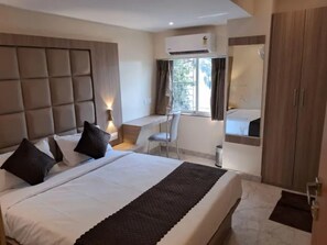 Deluxe Room | Egyptian cotton sheets, premium bedding, free WiFi, bed sheets - Fabhotel Sahara Inn (Mumbai)