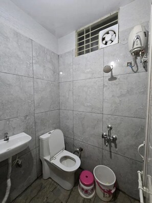 Deluxe Room | Bathroom | Shower, rainfall showerhead, free toiletries, towels - Fabhotel Sahara Inn (Mumbai)