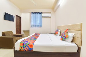 Egyptian cotton sheets, premium bedding, in-room safe, free WiFi - Fabhotel Sigma Inn (Jaipur)