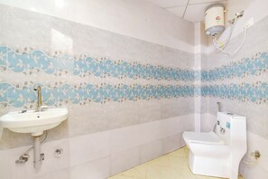 Deluxe Room | Bathroom | Shower, rainfall showerhead, free toiletries, towels - Fabhotel Sigma Inn (Jaipur)