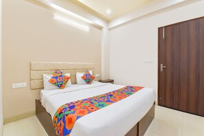 Egyptian cotton sheets, premium bedding, in-room safe, free WiFi - Fabhotel Sigma Inn (Jaipur)