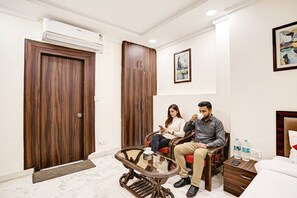 Lobby sitting area - FabHotel Comfort Stay I - 700m from Metro Multispeciality Hospital Noida (Noida)