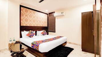 Egyptian cotton sheets, premium bedding, in-room safe, free WiFi