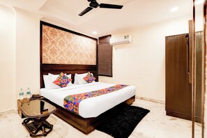 Egyptian cotton sheets, premium bedding, in-room safe, free WiFi