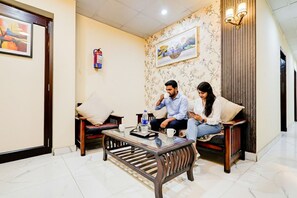 Lobby sitting area - Fabhotel The Galaxy (Faridabad)