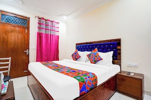 Egyptian cotton sheets, premium bedding, in-room safe, free WiFi - Fabhotel Sehrawat (New Delhi)