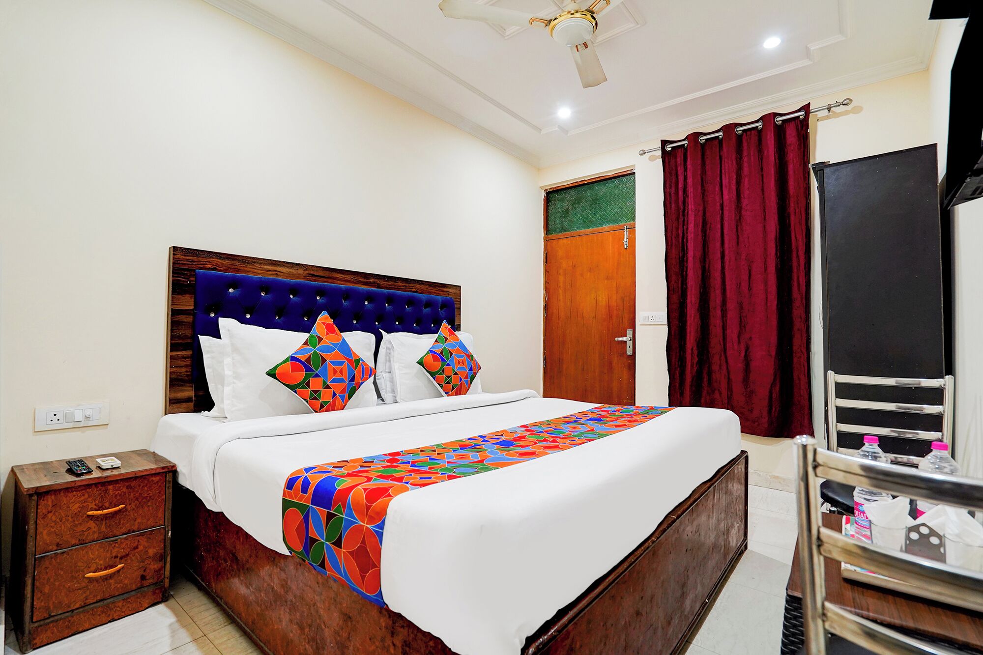 ملاءات من القطن المصري وأغطية فراش متميزة وخزنة داخل الغرفة