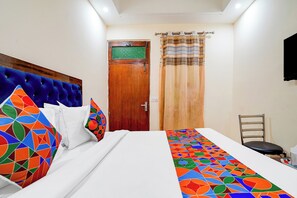 Egyptian cotton sheets, premium bedding, in-room safe, free WiFi - Fabhotel Sehrawat (New Delhi)