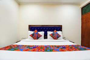 Egyptian cotton sheets, premium bedding, in-room safe, free WiFi - Fabhotel Sehrawat (New Delhi)