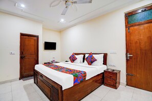 Deluxe Room | Egyptian cotton sheets, premium bedding, in-room safe, free WiFi - Fabhotel Sehrawat (New Delhi)