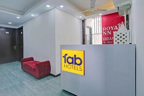 Reception - Fabhotel The Royal Inn I (New Delhi)