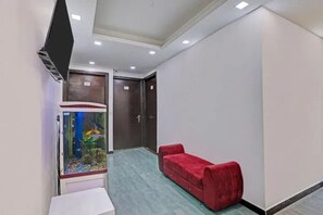 Lobby sitting area - Fabhotel The Royal Inn I (New Delhi)