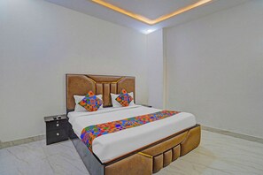 Deluxe Room | Egyptian cotton sheets, premium bedding, free WiFi, bed sheets - Via Stars (Noida)