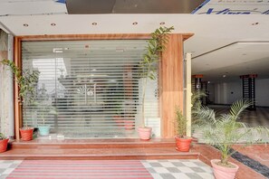 Property entrance - Fabhotel Kir International (Varanasi)