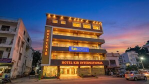 Un hotel de diverses plantes amb un cartell ben visible de 'HOTEL KIR INTERNATIONAL' i un cartell de 'fabHOTELS'.