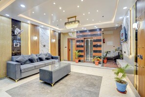 Lobby sitting area - Fabhotel Kir International (Varanasi)