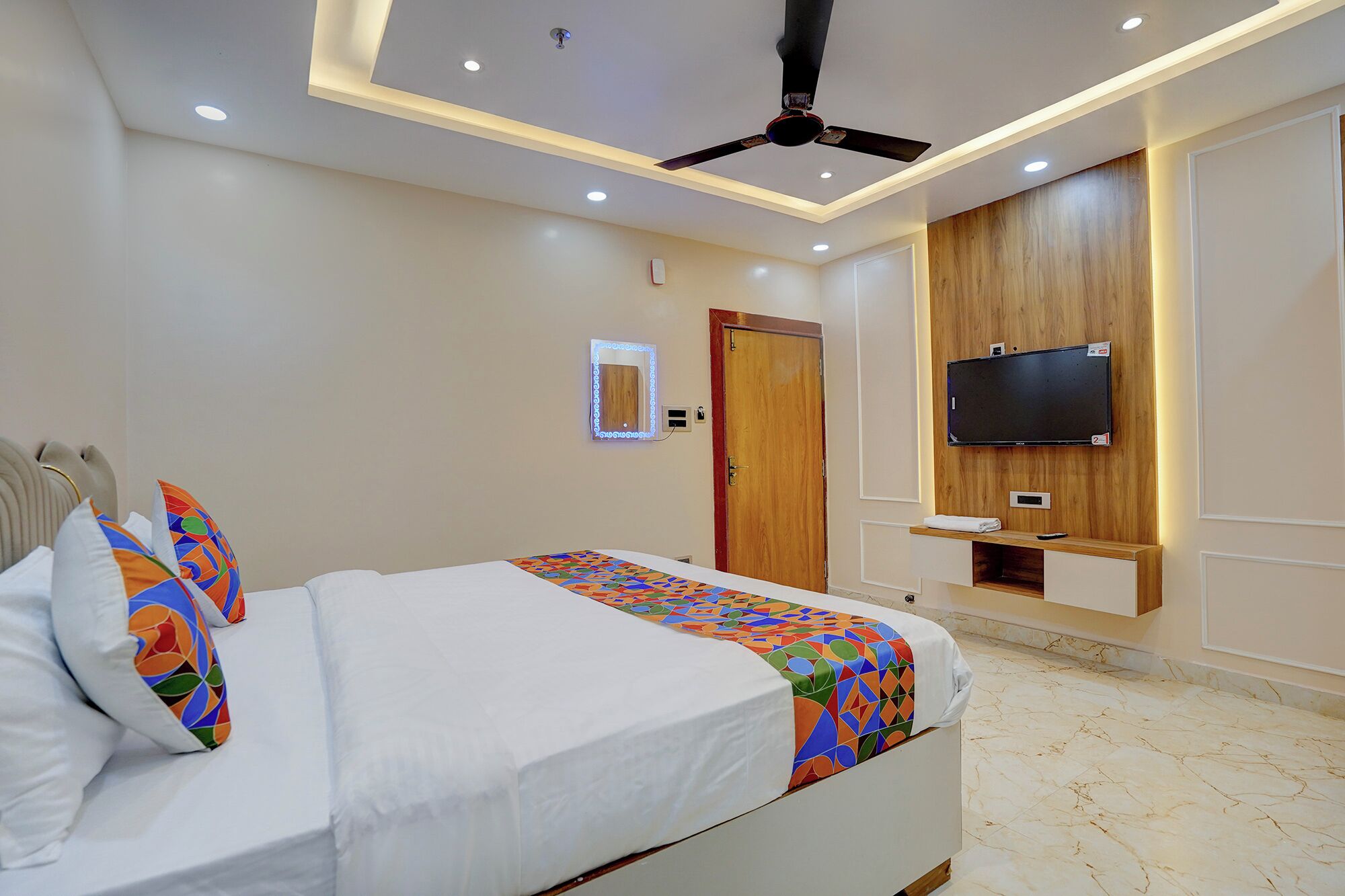 Egyptian cotton sheets, premium bedding, in-room safe, free WiFi