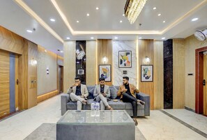 Lobby sitting area - Fabhotel Kir International (Varanasi)