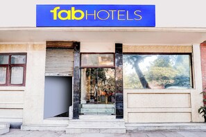 Property entrance - Fabhotel Gold Palace (New Delhi)