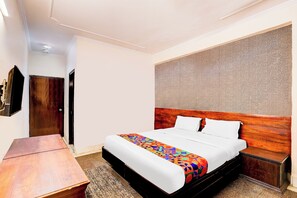 Shower, rainfall showerhead, free toiletries, towels - Fabhotel Gold Palace (New Delhi)