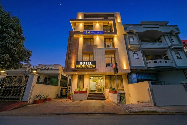 A multi-story hotel with a prominent sign reading "HOTEL PRIME VIEW."